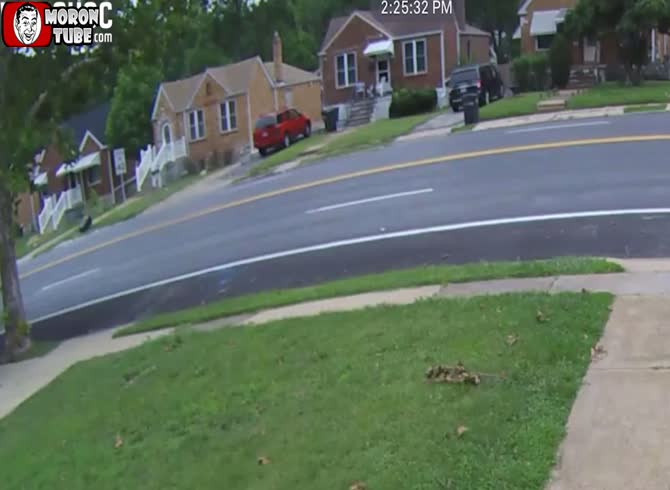 Video :A lady crashes into a house at 160 km-h, killing herself and almost killing a kid